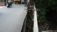 Kondisi rusaknya jalan raya Kali Krukut yang berdekatan dengan sungai tersebut rawan bencana longsor.