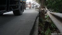 Tidak saja pengendara sepeda motor dan mobil yang melintas, namun kendaraan truk yang membawa muatan juga melintas di lokasi tersebut.