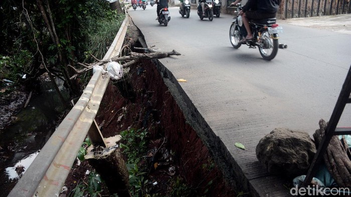 Rawan Longsor, Jalanan Kali Kali Krukut Belum Diperbaiki Tidak saja pengendara sepeda motor dan mobil yang melintas, namun kendaraan truk yang membawa muatan juga melintas di lokasi tersebut