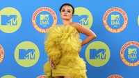 Rita terlihat cantik dan menawan dengan mini dress tulle berwarna kuning. Getty Images for MTV/Tim P. Whitby