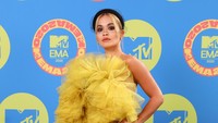Ia pun tampak mengekspose kaki jenjangnya itu. Getty Images for MTV/Tim P. Whitby