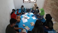 Kendati mengungsi, anak-anak tetap harus belajar. Pantauan detikcom di barak pengungsian sejumlah anak nampak belajar.