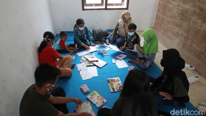 Meskipun sedang berada di tempat pengungsian, anak-anak tetap giat mengikuti proses pembelajaran daring.