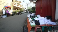 Warga juga menggelar lapak baju-baju Front Pembela Islam serta pakaian beribadah.