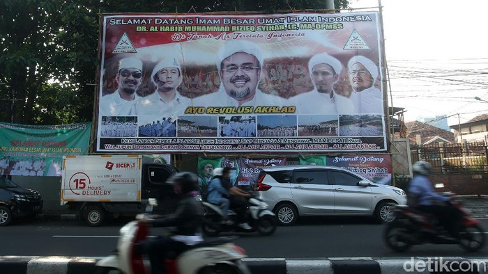 Jadwal kepulangan Habib Rizieq Syihab disebut masih sesuai rencana awal, yakni tiba di Bandara Soetta, Jakarta, besok pagi. Berikut foto-foto terkini di kediamannya.