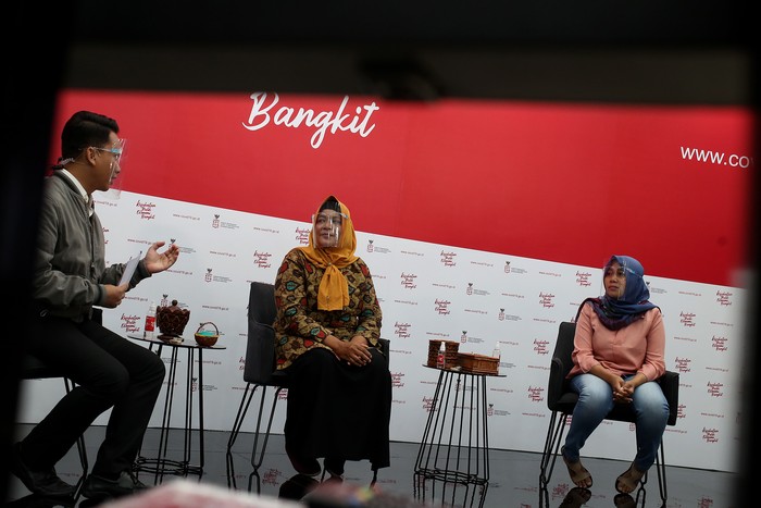 Suwanti pengusaha UMKM kerajinan tangan (tengah) dan Iis Suminar, pengusaha UMKM kuliner pecel lele dan gado gado dipandu oleh Mochamad Achir, praktisi media dan komunikasi menjadi pembicara dalam dialog produktif bertema Pejuang ekonomi garis depan wirausahawan usaha mikro di Jakarta, Senin, 9 November 2020.