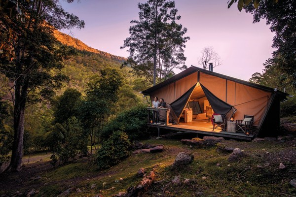 Nightfall Wilderness Camp, Gold Coast. Di sini yang akan anda lakukan hanyalah, tidur, makan, relaks. Penjaga dari glamping ini akan memasak untuk Anda untuk sarapan pagi dan makan malam dengan bahan-bahan masakan organik yang disajikan di pinggir Christmas Creek yang mengalir di seluruh area glamping ini. Untuk makan siang akan disiapkan berupa kotak makanan yang bisa Anda ambil sewaktu sarapan pagi. Glamping ini juga memiliki dua bathubs dan perapian untuk musim dingin. Nightfall Wilderness Camp, Gold Coast. Di sini yang akan anda lakukan hanyalah, tidur, makan, relaks. Penjaga dari glamping ini akan memasak untuk Anda untuk sarapan pagi dan makan malam dengan bahan-bahan masakan organik yang disajikan di pinggir Christmas Creek yang mengalir di seluruh area glamping ini. Untuk makan siang akan disiapkan berupa kotak makanan yang bisa Anda ambil sewaktu sarapan pagi. Glamping ini juga memiliki dua bathubs dan perapian untuk musim dingin.
