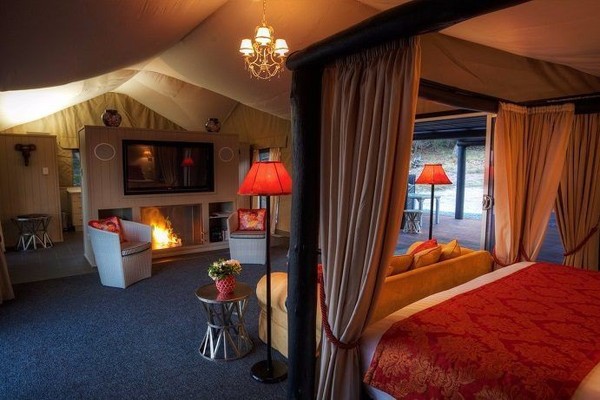 Alure Stanthorpe, Southern Queensland Country. Alure menawarkan pengalaman glamping berbintang lima yang dilengkapi dengan perapian eco-friendlynya. Tenda yang lebih menyerupai hotel ini dilengkapi dengan peralatan dapur yang lengkap dan juga kamar mandi yang mewah. Alure Stanthorpe, Southern Queensland Country. Alure menawarkan pengalaman glamping berbintang lima yang dilengkapi dengan perapian eco-friendlynya. Tenda yang lebih menyerupai hotel ini dilengkapi dengan peralatan dapur yang lengkap dan juga kamar mandi yang mewah.