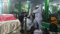 Tradisi Upacara Adat Nyangku kembali di gelar, Senin (9/11). Tradisi mencuci benda pusaka peninggalan Kerajaan Panjalu Prabu Borosongora ini berbeda dari tahun sebelumnya. Kali ini pelaksanaan Tradisi nyangku di tengah pulau Situ Panjalu. 