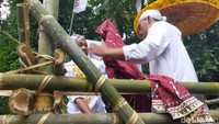 Dalam masa pandemi COVID-19 ini, mencuci benda pusaka tersebut dilaksanakan langsung di Nusa Gede. Tujuannya untuk membatasi peserta yang mengikuti Tradisi yang biasa digelar setiap bulan Rabiul Awal (Maulud) pada hari Senin atau Kamis.