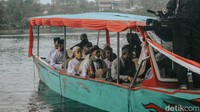 Rombongan Nyangku naik perahu membawa sejumlah benda pusaka itu ke pulau di tengah Situ Panjalu Ciamis yang biasa disebut Nusa Gede. Rombongan Nyangku naik perahu membawa sejumlah benda pusaka itu ke pulau di tengah Situ Panjalu Ciamis yang biasa disebut Nusa Gede.