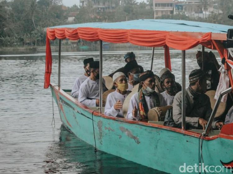Momen Tradisi Nyangku, Berlayar ke Tengah Danau Panjalu Ciamis