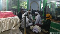 Prosesi Tradisi Nyangku diawali dengan mengarak benda pusaka dari Museum Bumi Alit, diiringi dengan tabuhan Gembyung (alat musik tabuh). Benda pusaka dibawa dengan cara dipangku dan ditutup menggunakan kain. 