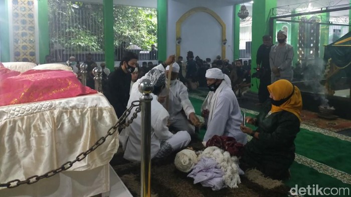 Tradisi Nyangku Ciamis di Tengah Pulau Situ Panjalu Tradisi mencuci benda pusaka peninggalan Kerajaan Panjalu Prabu Borosongora ini berbeda dari tahun sebelumnya. Kali ini pelaksanaan Tradisi nyangku di tengah pulau Situ Panjalu.