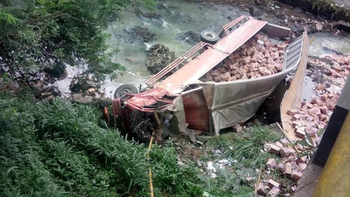 Truk di Cianjur terguling.