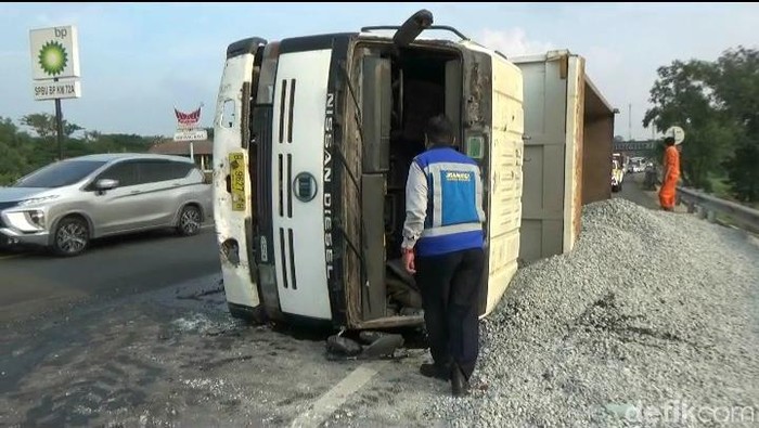 Truk terguling di Tol Cipularang, Purwakarta.