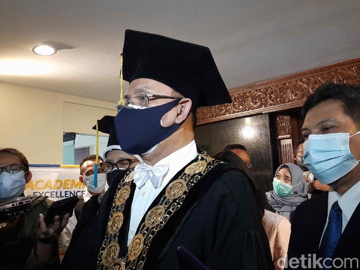 Rektor Universitas Airlangga (Unair) Surabaya Prof Mohammad Nasih menyampaikan perkembangan obat COVID-19 buatan Unair. Baik kombinasi obat maupun obat baru COVID-19, dari senyawa yang ditemuakn tim peneliti.