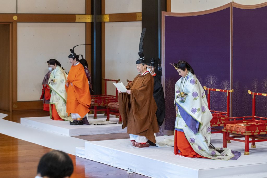 Upacara penerus Tahta Krisan, Pangeran Akishino In this photo provided by the Imperial Household Agency of Japan, Japan's Crown Prince Akishino, in orange robe, flanked by his wife Crown Princess Kiko, second from left, attends a ceremony for formally proclaims Akishino is the first in line to the Chrysanthemum Throne, with Emperor Naruhito, second from right, and Empress Masako, right, at the Imperial Palace in Tokyo, Sunday, Nov. 8, 2020. Akishisho, Naruhito's younger brother, was formally sworn in as first in line to the Chrysanthemum Throne in a traditional palace ritual that has been postponed for seven month and scaled down due to the coronavirus pandemic. (Imperial Household Agency of Japan via AP)