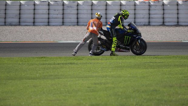 VALENCIA, SPAIN - NOVEMBER 08: Valentino Rossi of Italy and Monster Energy Yamaha MotoGP Team push the bike with marshall staff  during the MotoGP race during the MotoGP of Europe at Comunitat Valenciana Ricardo Tormo Circuit on November 08, 2020 in Valencia, Spain. (Photo by Mirco Lazzari gp/Getty Images)