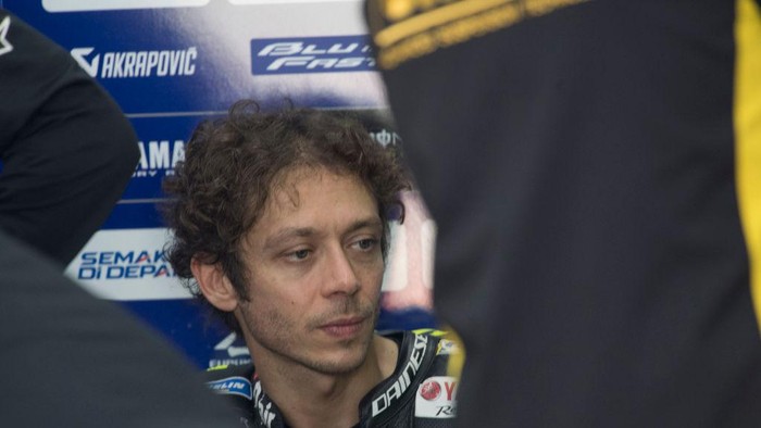 VALENCIA, SPAIN - NOVEMBER 08: Valentino Rossi of Italy and Monster Energy Yamaha MotoGP Team looks on in box after retired during the MotoGP race during the MotoGP race during the MotoGP of Europe at Comunitat Valenciana Ricardo Tormo Circuit on November 08, 2020 in Valencia, Spain. (Photo by Mirco Lazzari gp/Getty Images)