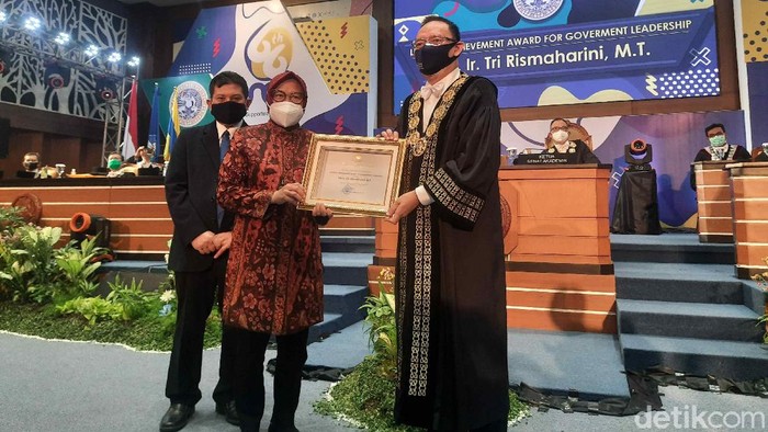 Wali Kota Surabaya Tri Rismaharini menerima Lifetime Achievement Award for Government Leadership, dari Universitas Airlangga (Unair) Surabaya. Penghargaan diberikan saat Dies Natalis Unair ke-66.