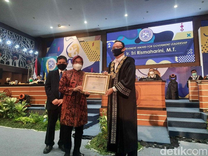 Wali Kota Surabaya Tri Rismaharini menerima Lifetime Achievement Award for Government Leadership, dari Universitas Airlangga (Unair) Surabaya. Penghargaan diberikan saat Dies Natalis Unair ke-66.
