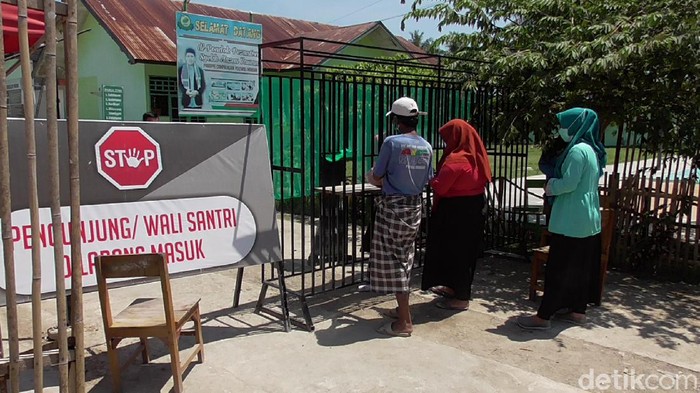 Wali santri Ponpes Syekh Hasan Yamani mengunjungi Ponpes untuk mengetahui kondisi anaknya (Abdy-detikcom).