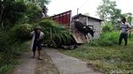 Warga dan Hewan Peliharaan di Lereng Merapi Dievakuasi