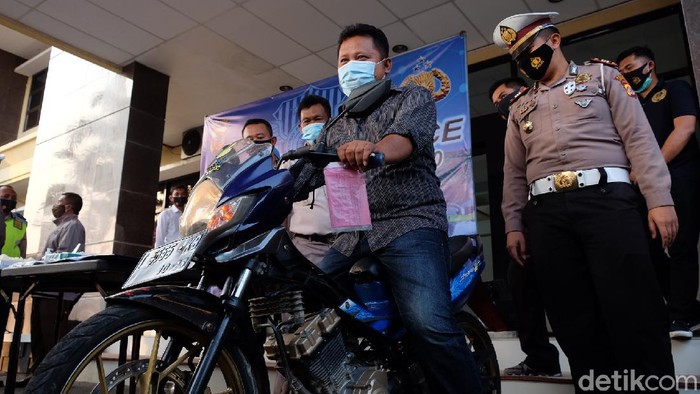 Warga Karawang kembali menemukan motornya yang hilang dicuri 8 tahun lalu.