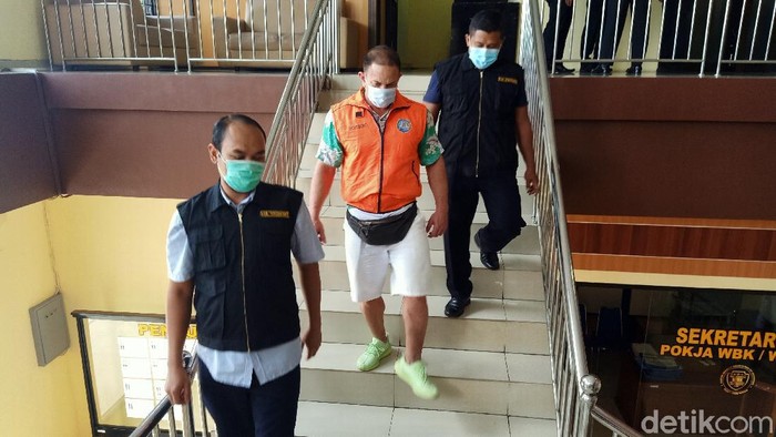 Warga Negara (WN) Afrika Selatan  Mark Berchowitz (46) dideportasi ke negaranya karena bikin onar dan overstay. Mark sebelumnya ditahan di rumah detensi imigrasi  Kelas II Non TPI Wonosobo.