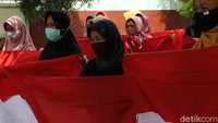 Seorang lansia tengah mengikuti upacara bendera menyambut Hari Pahlawan di Posyandu Lansia, Sukoharjo, Jawa Tengah.