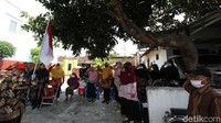 Beberapa dari mereka tampak terharu.