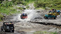 Sejumlah wisatawan menggunakan jasa Jeep Lava Tour Merapi di kawasan Kalikuning, Cangkringan, Sleman, D.I Yogyakarta, Sabtu (7/11/2020). ANTARA FOTO/Andreas Fitri Atmoko  
