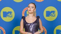 Penyanyi asal Swedia itu tampil cantik menawan dengan mini dress sequin. Getty Images for MTV/Ian Gavan