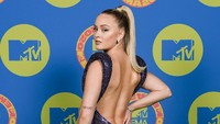 Zara juga tampak seksi dengan dress backless tersebut. Getty Images for MTV/Ian Gavan