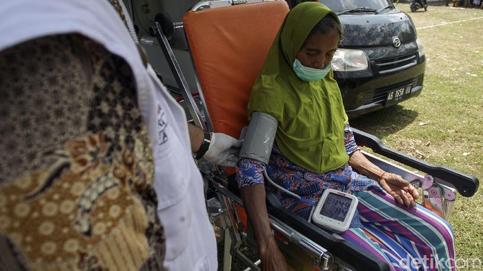 Layanan Pemeriksaan kesehatan bagi pengungsi Merapi tersedia di barak pengungsian di Sleman. Sejumlah pemeriksaan terkait kesehatan pengungsi dilakukan petugas.