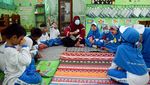 Aksi Bagi-bagi Ikan untuk Anak Usia Dini di Hari Pahlawan
