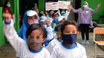Aksi Bagi-bagi Ikan untuk Anak Usia Dini di Hari Pahlawan