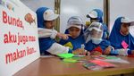 Aksi Bagi-bagi Ikan untuk Anak Usia Dini di Hari Pahlawan