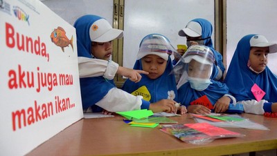 Aksi Bagi-bagi Ikan untuk Anak Usia Dini di Hari Pahlawan
