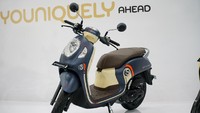 Fitur-fitur lain yang tidak ada pada Honda Genio, namun terpasang pada Scoopy ialah laci penyimpanan dengan tutup pelindung, smart key alarm dan answer back. Honda Scoopy saat ini dijual mulai dari Rp 20..475.000 hingga Rp 21.275.000. Foto: PT Astra Honda Motor (AHM)
