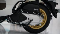 Pada warna terbaru ini tidak dibarengi dengan pembaruan dapur pacu. Honda Scoopy mengusung mesin 110cc eSP (enhanced Smart Power)yang di atas kertas bisa memuntahkan tenaga 6,6 kW (9 PS) di 7.500 rpm, dan torsi maksimal 9,3 Nm di 5.500 rpm. Foto: PT Astra Honda Motor (AHM)
