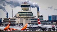 Jerman juga diketahui memperpanjang larangan kedatangan orang dari Inggris hingga 6 Januari setelah varian baru virus Corona yang dilaporkan lebih menular muncul di Negeri Ratu Elizabeth II tersebut. Jerman pun dilaporkan mencatatkan kasus pertama varian baru virus Corona pada Kamis (24/12) lalu. AP Photo.