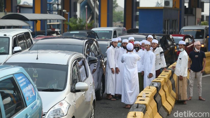 Kedatangan Habib Rizieq di Indonesia disambut oleh massa dari berbagai daerah yang sejak semalam bergerak menuju bandara. Kemacetan di Tol Bandara pun tak terhindarkan.