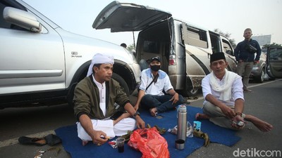 Begini Aksi Para Pendukung Saat Jemput Habib Rizieq di Bandara