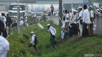 Seperti diketahui, banyak juga warga luar Jabodetabek yang ikut serta menuju bandara untuk menyambut kedatangan Habib Rizieq kembali ke Indonesia.