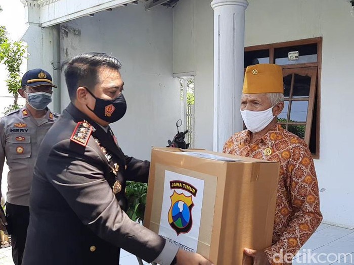 Polisi Kabupaten Mojokerto menggelar belusukan untuk memberi santunan kepada para veteran, dan tenaga kesehatan (nakes) di Hari Pahlawan. Aksi ini untuk mengenang dan menghargai jasa mereka, dalam merebut kemerdekaan maupun melawan pandemi COVID-19.