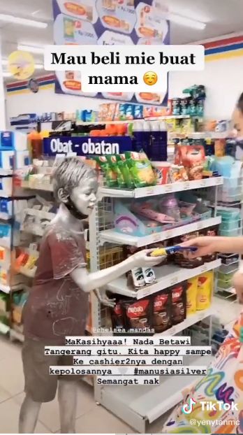 Bocah 'Manusia Silver' Kumpulkan Uang Demi Beli Mie Instan