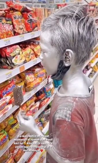 Bocah 'Manusia Silver' Kumpulkan Uang Demi Beli Mie Instan