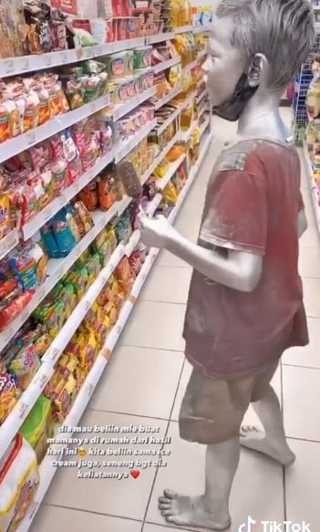 Bocah 'Manusia Silver' Kumpulkan Uang Demi Beli Mie Instan